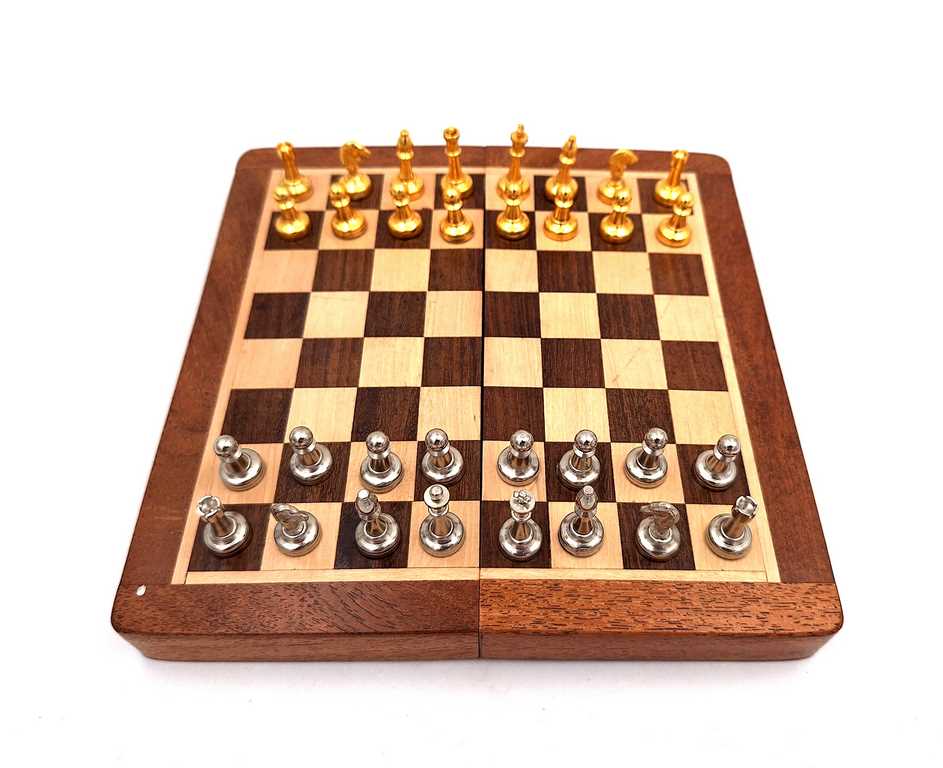 Magnetisch messing schaakspel in een houten doos met gepersonaliseerde gravure