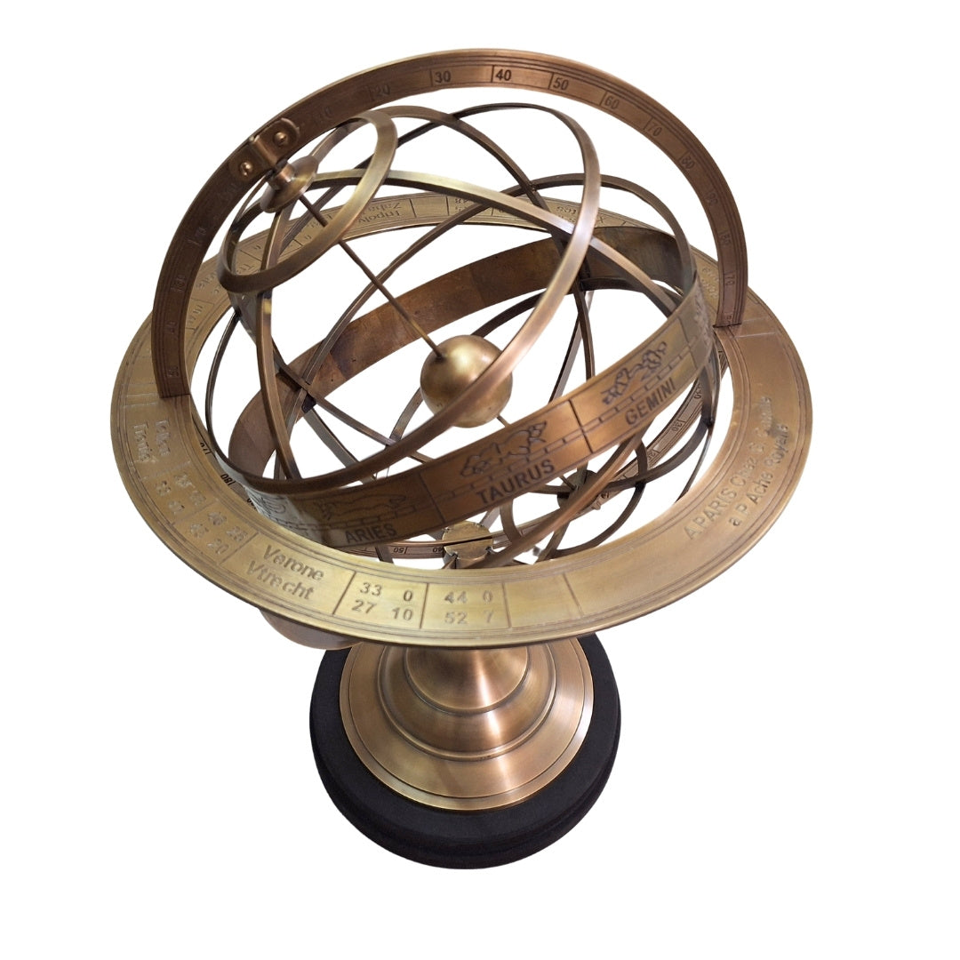 Messing astrolabium met gravure – elegante kantoordecoratie met een hoogte van 52 cm