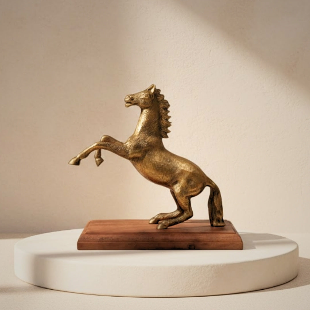 Aluminium paardenfiguur op houten voet met mogelijkheid tot personalisatie door gravure - elegant cadeau in goud- en bruintint, hoogte 27.5 cm