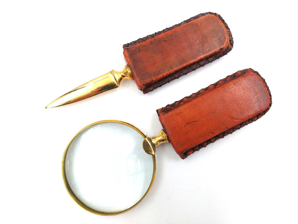 Messing vergrootglas en briefopener met met leer omwikkeld handvat