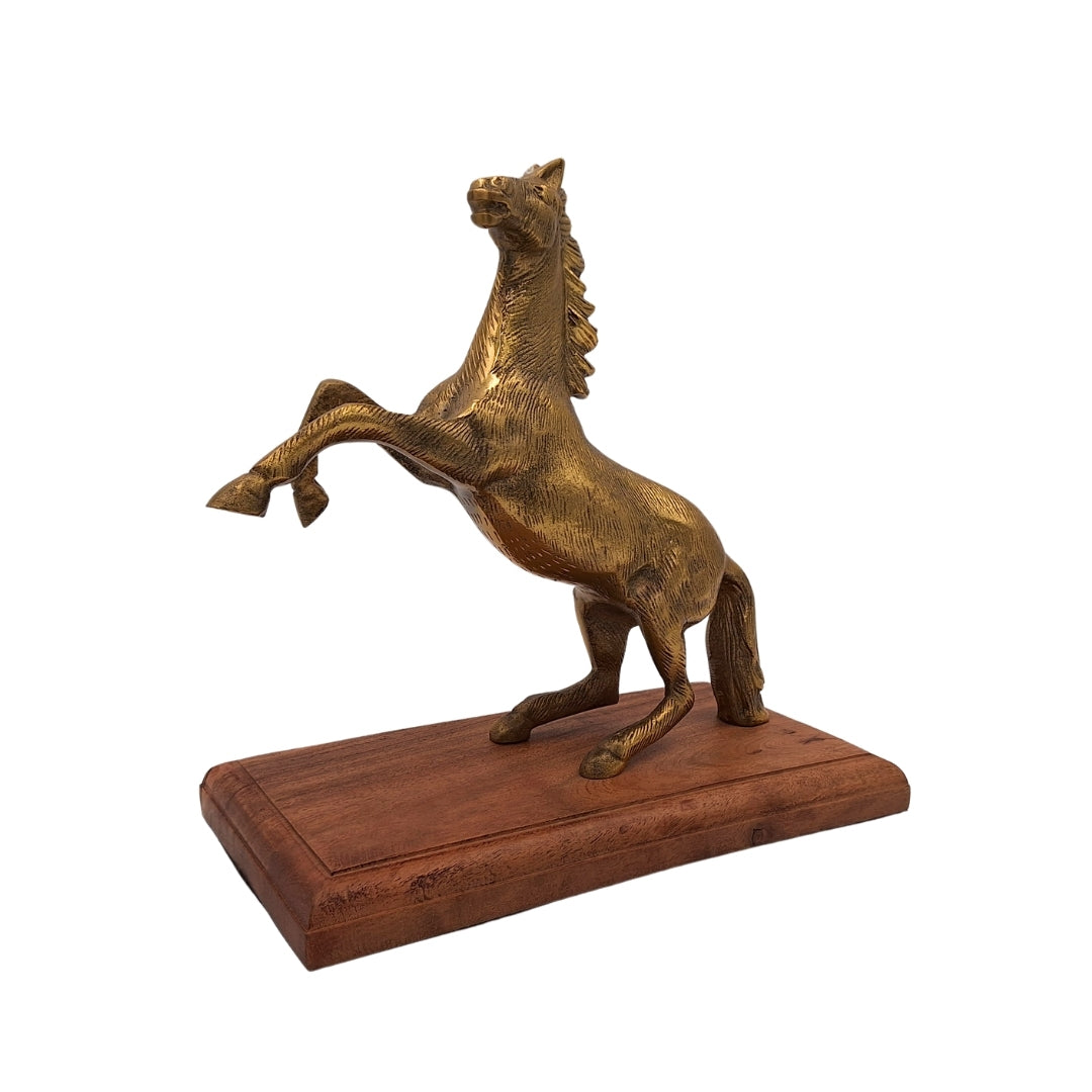 Aluminium paardenfiguur op houten voet met mogelijkheid tot personalisatie door gravure - elegant cadeau in goud- en bruintint, hoogte 27.5 cm