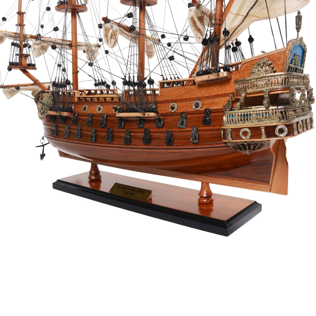 Exclusief model van het zeilschip San Felipe SF45R met gehesen zeilen, handgemaakt van exotisch hout, mogelijkheid tot personalisatie met gravure, ideaal als cadeau, afmetingen 48,3 cm x 17,8 cm x 45,7 cm
