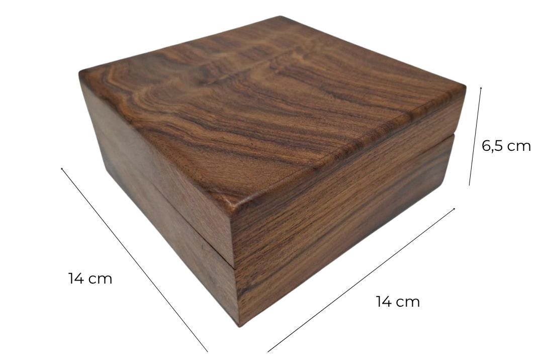 Elegante houten doos met marineblauwe inzet 14x14x6,5 cm met mogelijkheid tot personalisatie door gravure