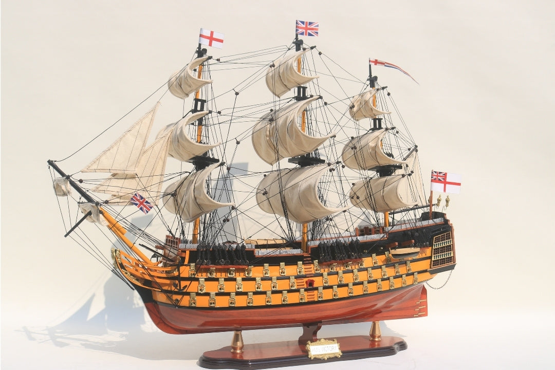 Model van het zeilschip HMS Victory 80cm, gemonteerd, met mogelijkheid tot personalisatie door gravure - Exclusieve decoratie als cadeau, handgemaakt van exotisch hout, hoge kwaliteit en oog voor detail