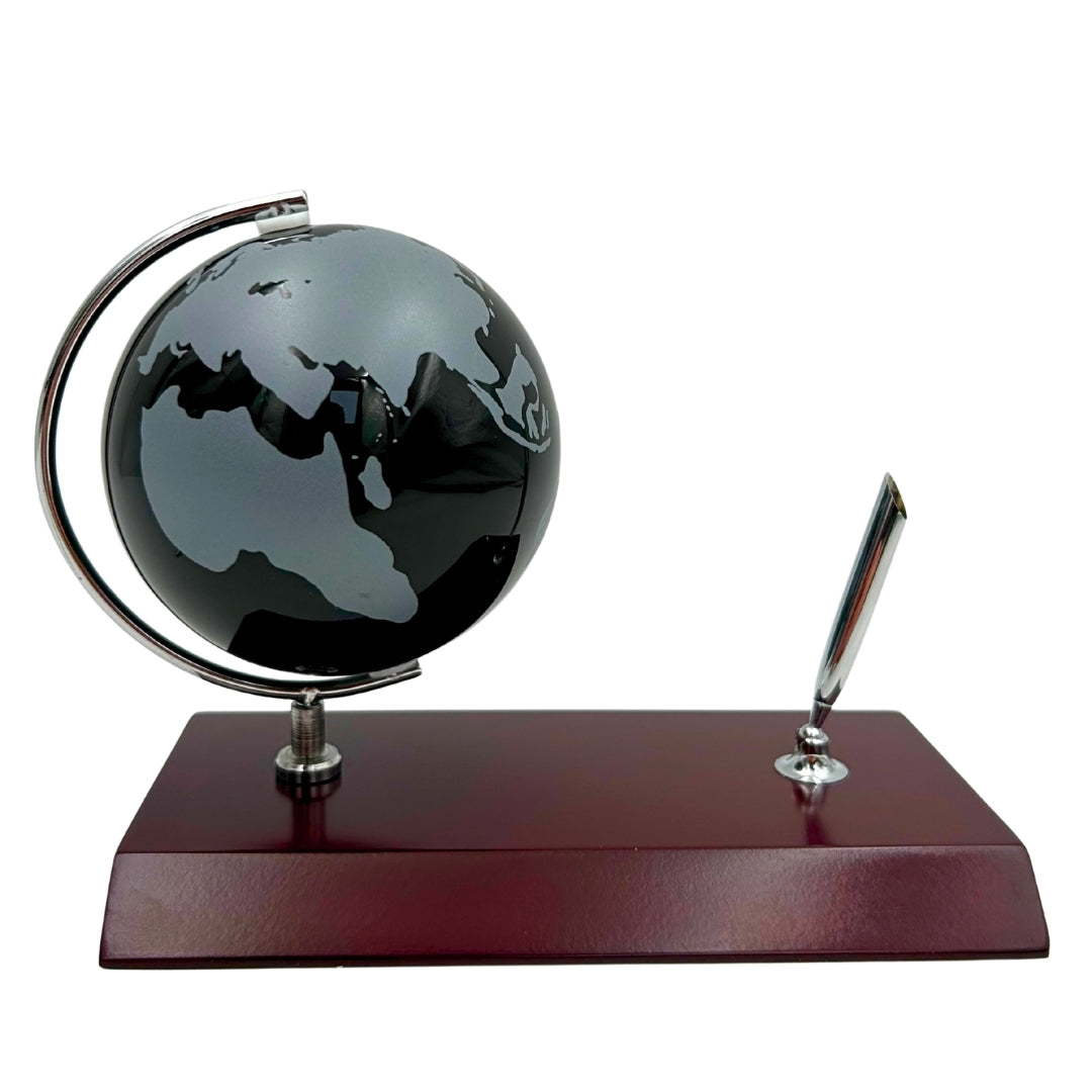 Elegante decoratieve bureauset met gepersonaliseerde gravure - globe, pennenhouder van verchroomd metaal en donker hout