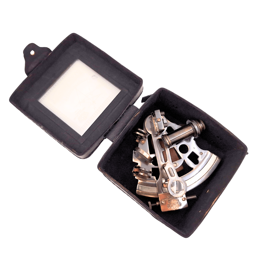 Messing sextant met gepersonaliseerde gravure in een leren doosje