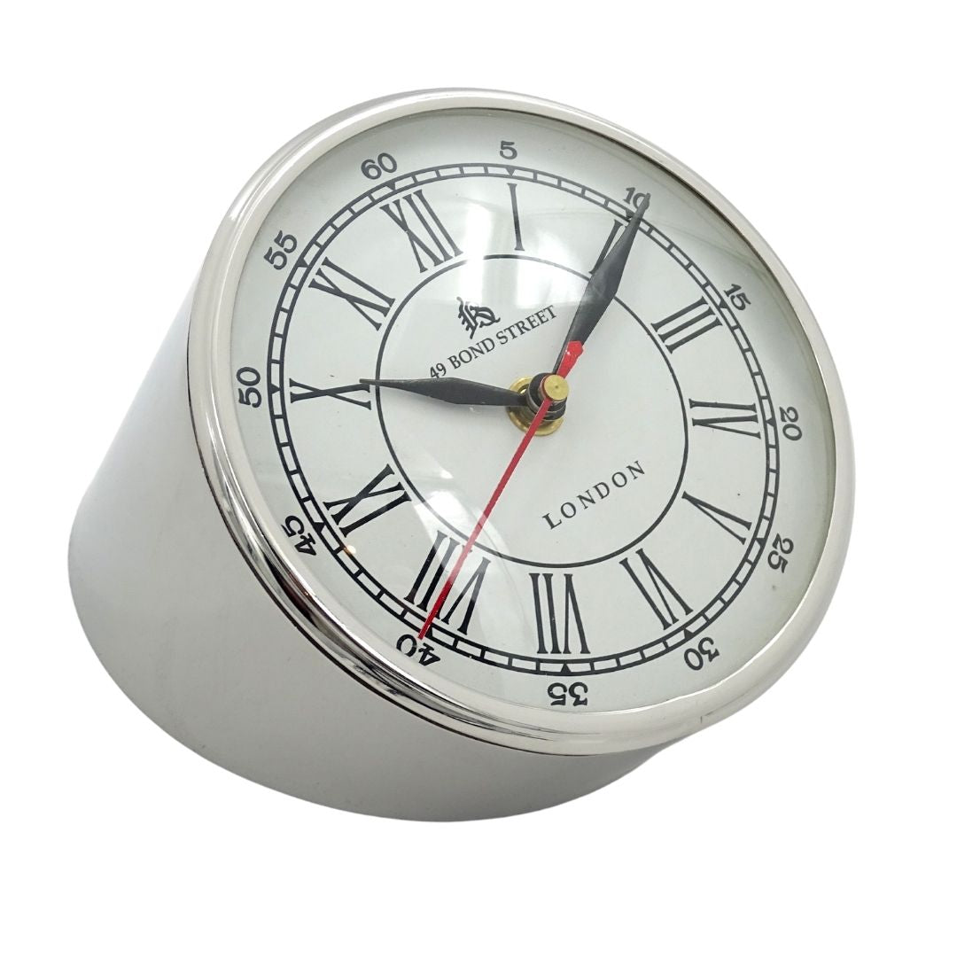 Metalen bureauklok CLK-0212 met gravure - gepersonaliseerd cadeau in zilver, wit of zwart, hoogte 19 cm, moderne stijl met Romeinse en Arabische cijfers