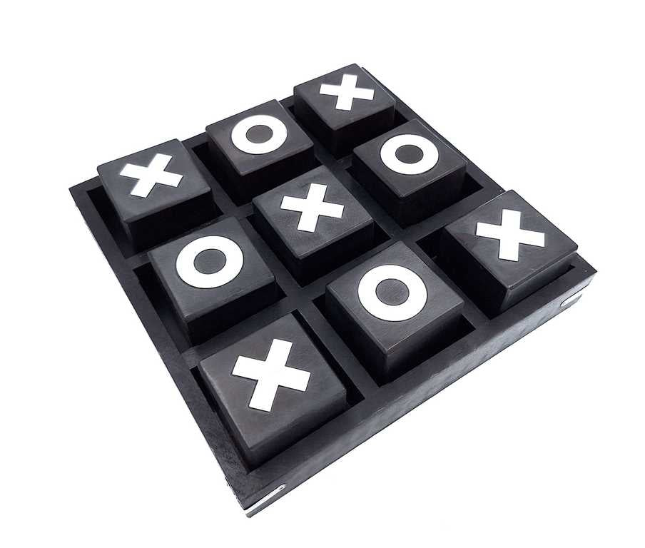 Grote houten boter-kaas-en-eieren 24x24cm met mogelijkheid tot personalisatie door gravure - elegant strategiespel als cadeau - klassieke zwart-witte combinatie, hoogwaardig hout