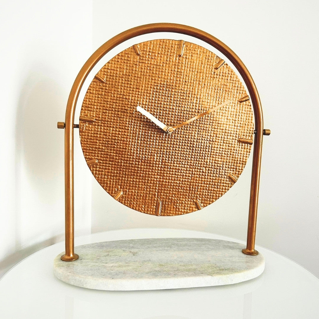 Elegante ronde metalen klok op marmeren voet met mogelijkheid tot personalisatie met gravure