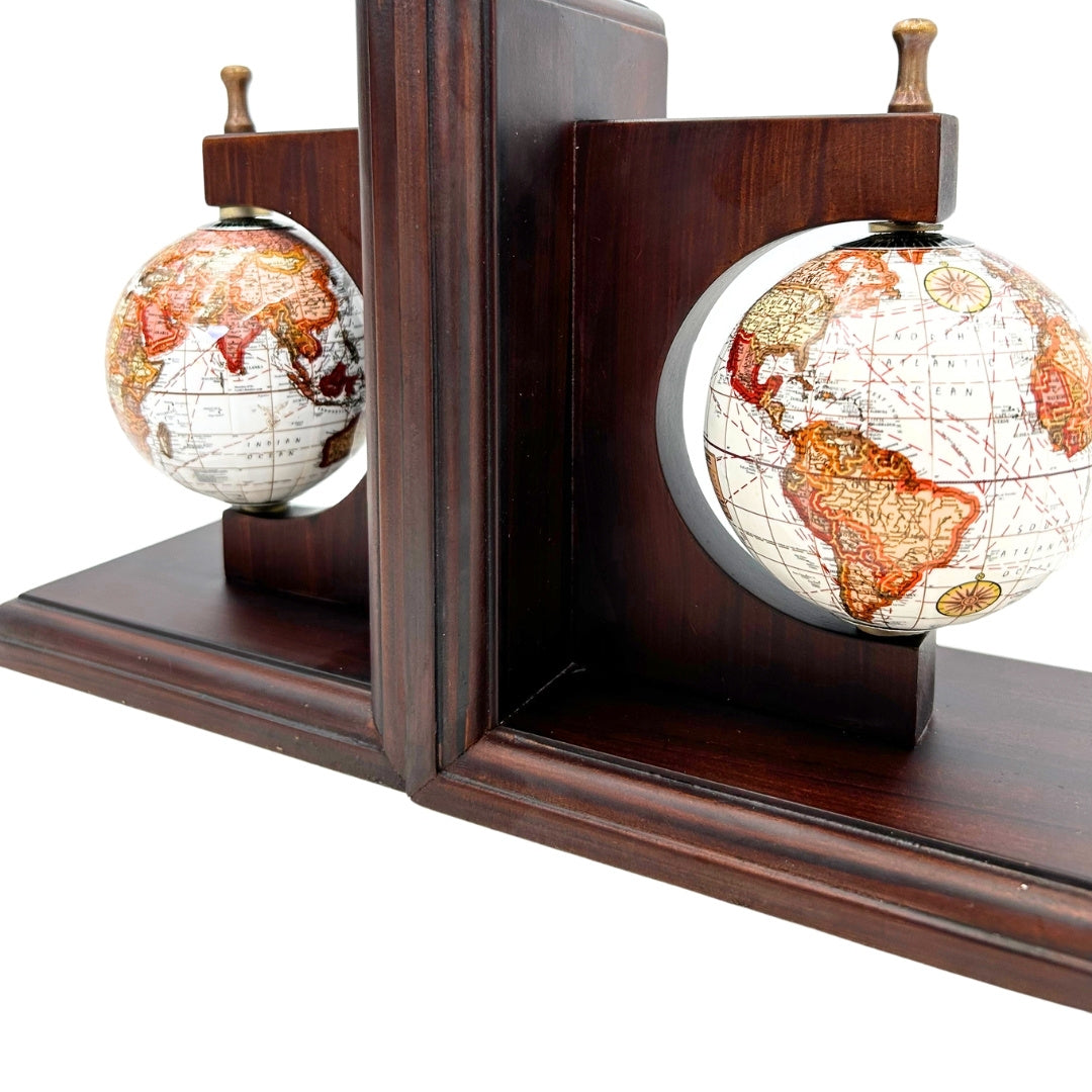 Stijlvolle boekensteunen met retro globes en gravure