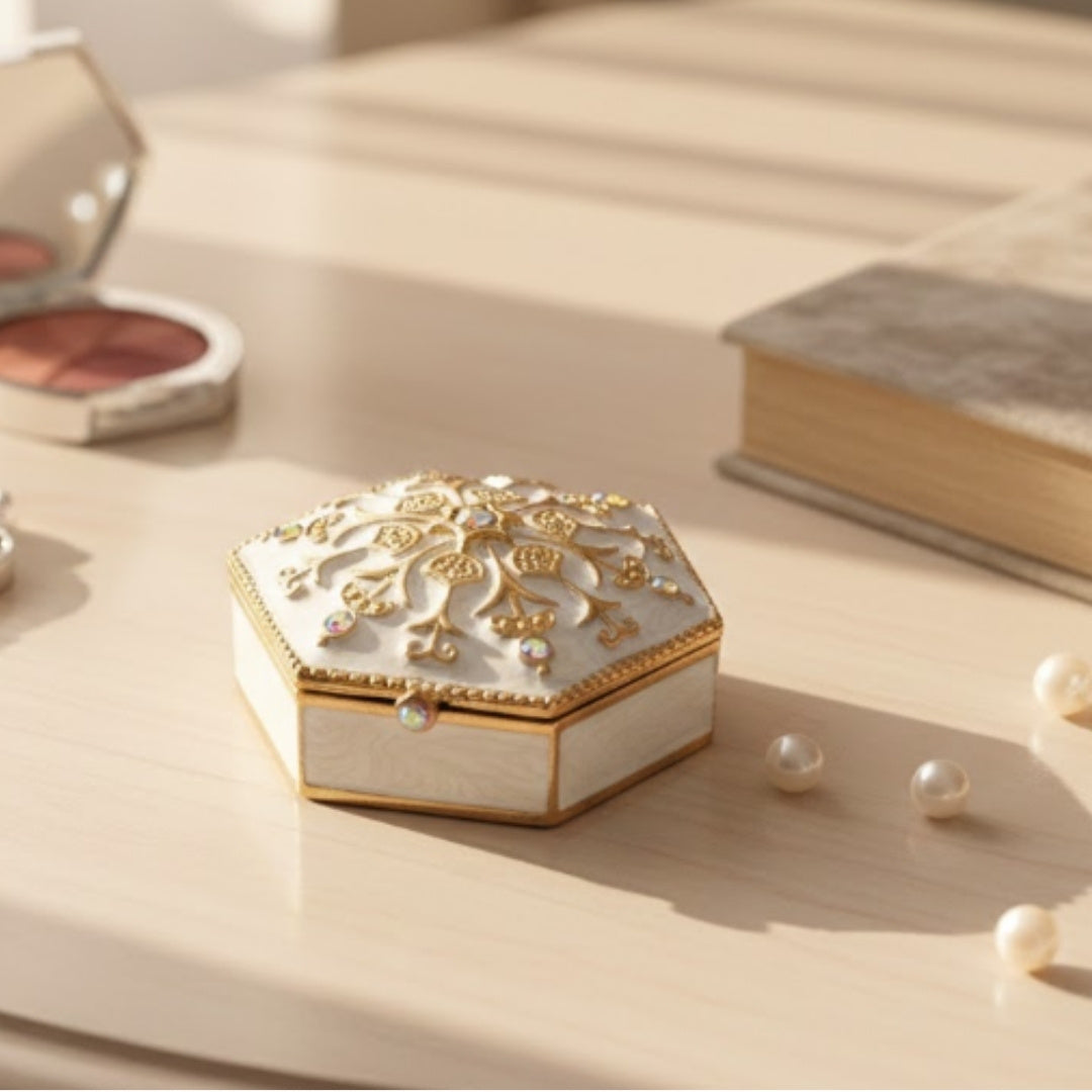 Elegant metalen geschenkdoosje met kristalletjes B0035-08WH, wit-goud, mogelijkheid tot personalisatie door gravure, ideaal voor sieraden en kleine voorwerpen, 5x5x2cm