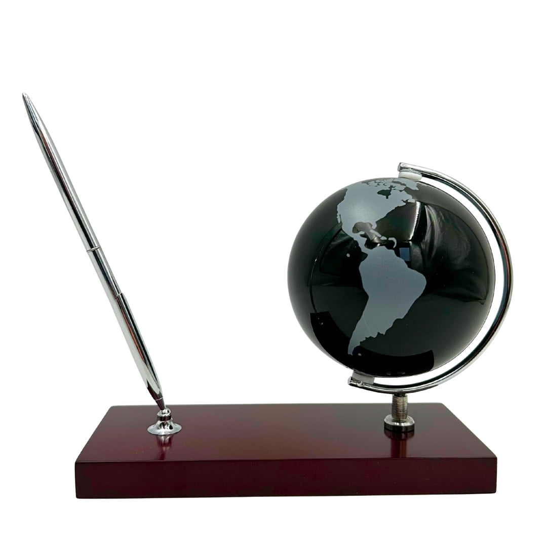 Elegante decoratieve bureauset met gepersonaliseerde gravure - globe, pennenhouder van verchroomd metaal en donker hout