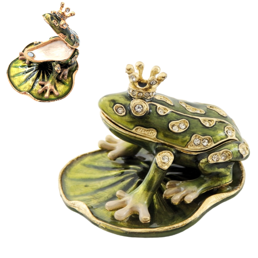 Exclusief metalen doosje in de vorm van een kikker met kristallen, donkergroen en goud, mogelijkheid tot personalisatie door gravure, ideaal als cadeau, afmetingen 6,5x6,7x4,5 cm