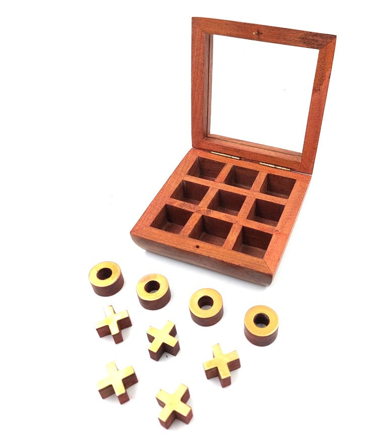 Boter-kaas-en-eieren in een doos met glazen bovenkant G1044Z, personaliseerbaar met gravure, elegant strategisch spel met houten blokjes en messing details, ideaal als cadeau voor leraren en directeuren, afmetingen van de doos 10 x 10 cm