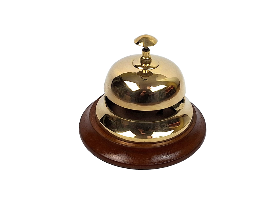 Messing hotelgong op houten voet TB27/4 met mogelijkheid tot personalisatie met gravure, elegant cadeau in goud- en bruintinten, hoogte 11 cm, diameter 12 cm