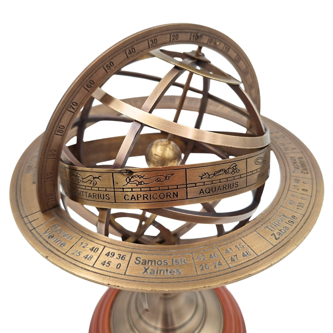 Messing sferisch astrolabium op houten voet 28 cm met personalisatiemogelijkheid door gravure