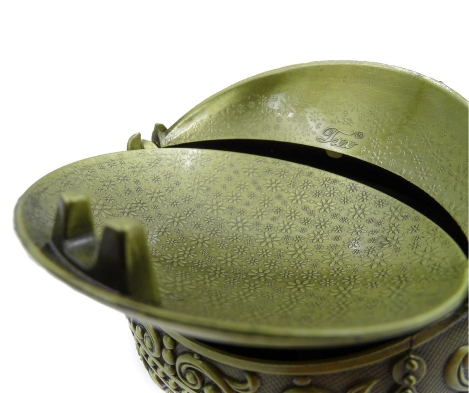 Elegante metalen asbak in bolvorm met gravure