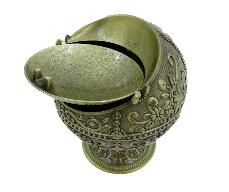 Elegante metalen asbak in bolvorm met gravure