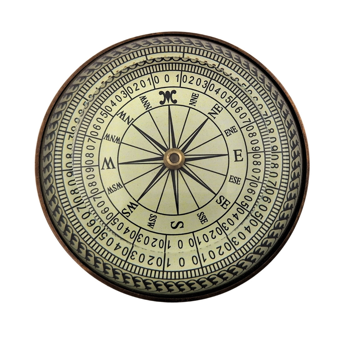 Retro replica van een messing lenskompas met gravure – gepersonaliseerd cadeau voor een reiziger, maritieme stijl, afmetingen 8x8x2,7 cm, messing en glas, inspirerend spreekwoord