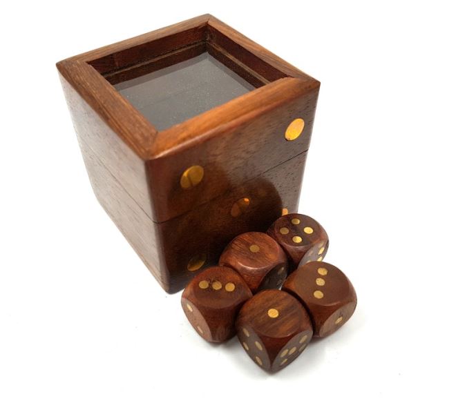 Dobbelspel in een elegant houten doosje met glazen bovenkant, mogelijkheid tot personalisatie met gravure, ideaal als cadeau, 5x5 cm, voor personen ouder dan 14 jaar