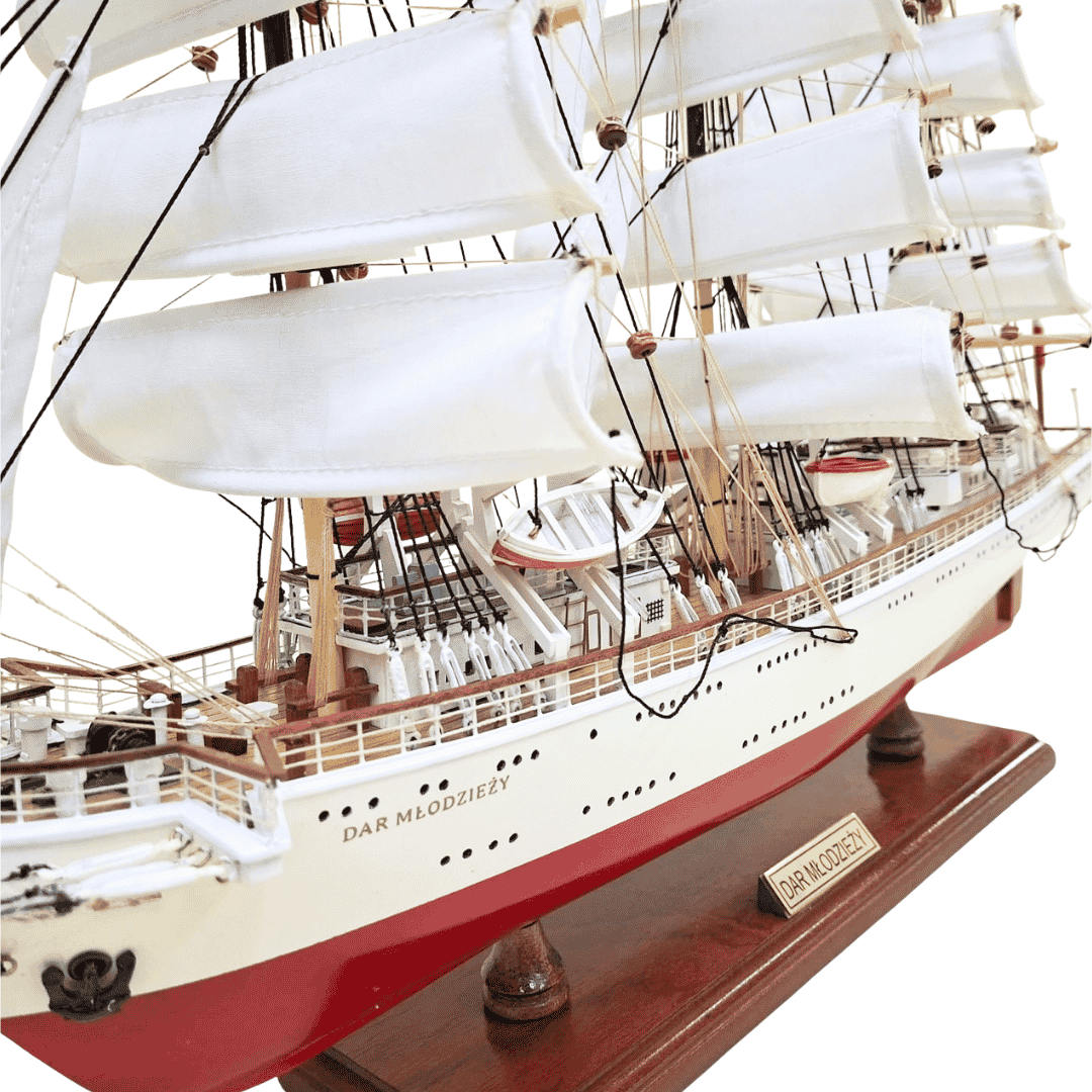 Exclusief model van het zeilschip Dar Młodzieży XXL 71 cm, mogelijkheid tot personalisatie door gravure