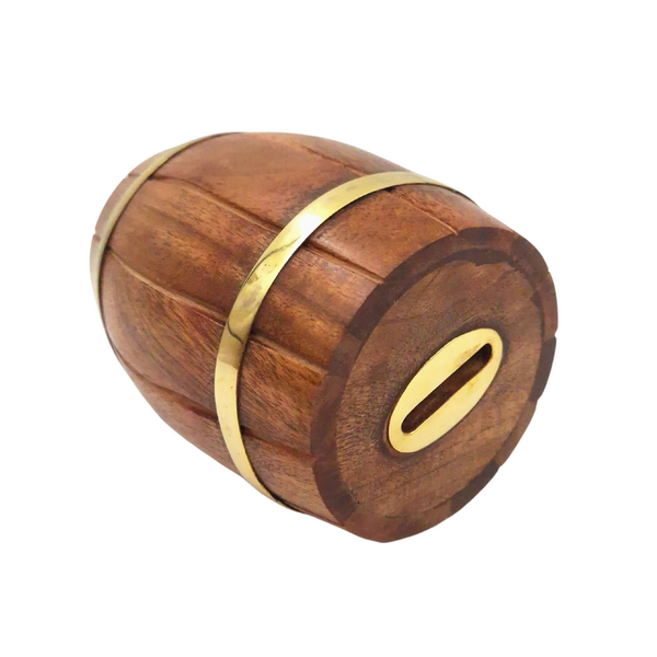 Houten spaarpot in de vorm van een ton met messing beslag
