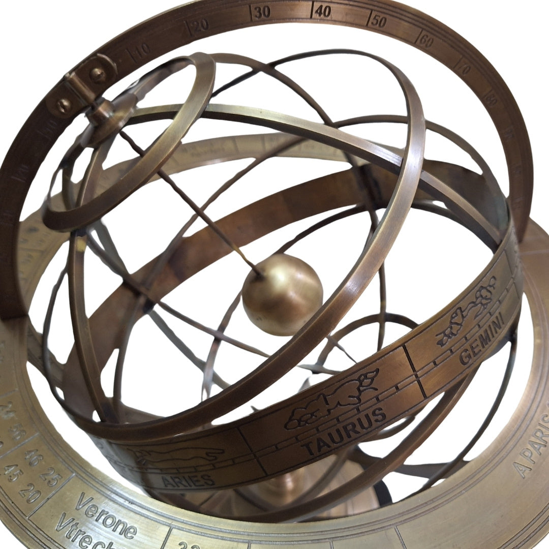Messing astrolabium met gravure – elegante kantoordecoratie met een hoogte van 52 cm