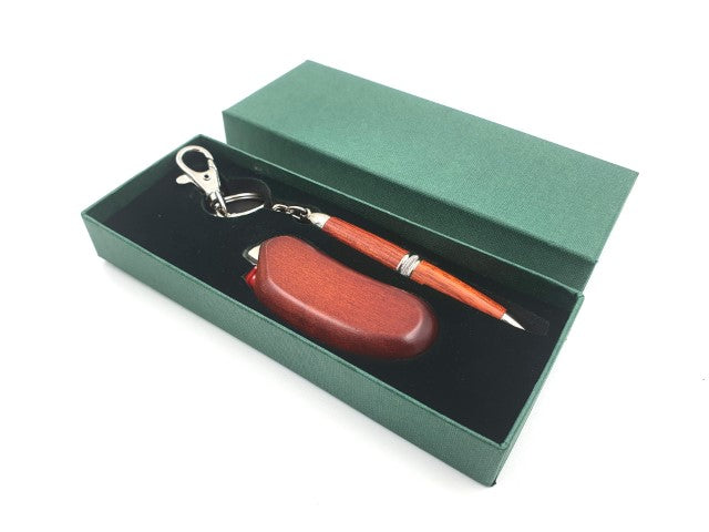 Elegante geschenkset met aansteker en pen in een houten behuizing, personaliseerbaar met gravure, mahoniekleur, ideaal voor bijzondere gelegenheden