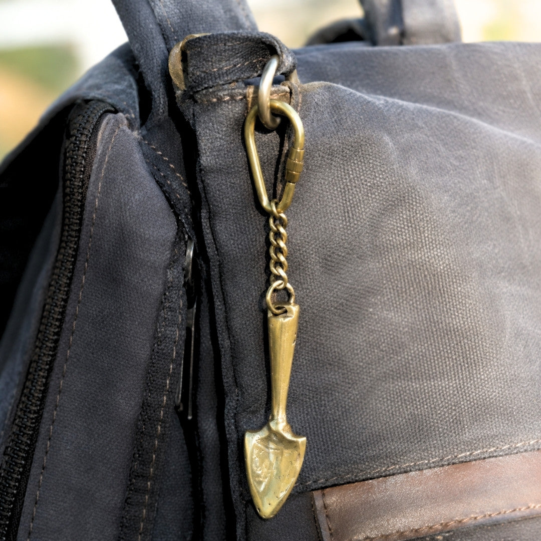Messing sleutelhanger Spade KRT28 met mogelijkheid tot personalisatie met gravure