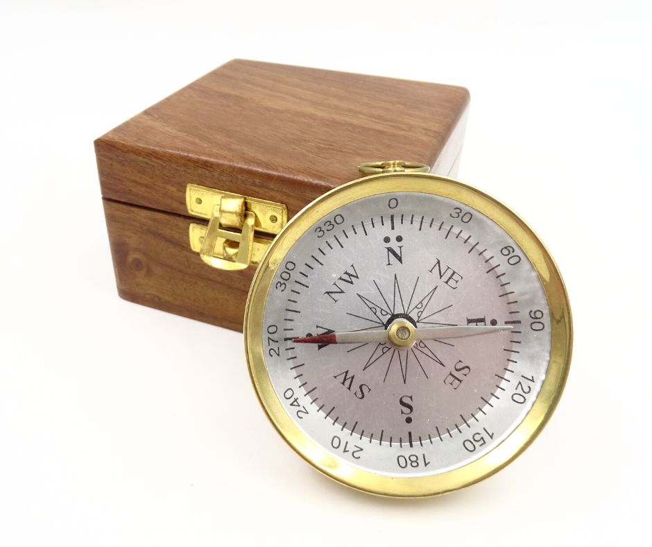 Messing kompas in een houten doos met mogelijkheid tot personalisatie met gravure - elegant cadeau voor liefhebbers van maritieme stijl, diameter 7,5 cm, hoogte 1,5 cm