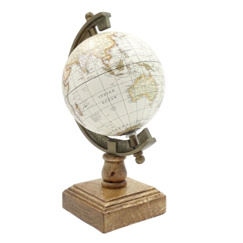Stijlvolle decoratieve globe Amundsen op houten voet met gravure - elegante decoratie voor klassieke, loft- en koloniale interieurs, ideaal als cadeau - hoogte 26,5 cm, wit-bruine kleur, educatief accent in het Engels