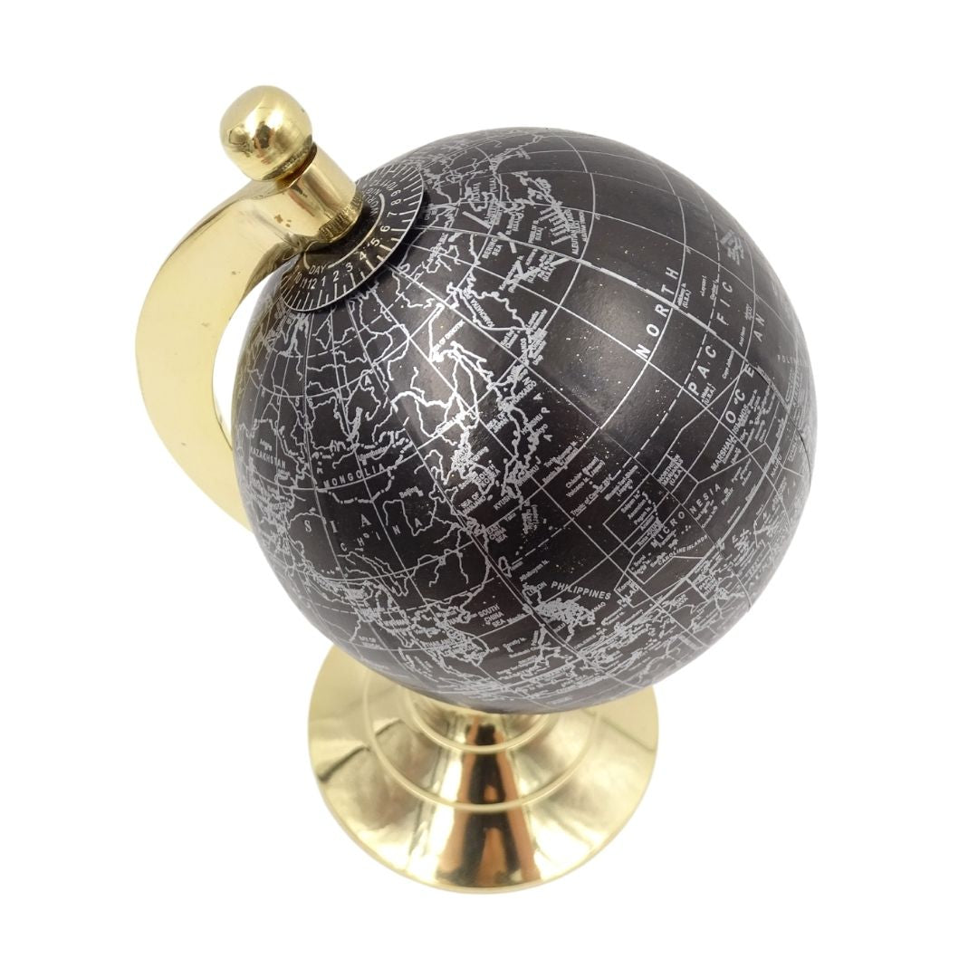 Decoratieve globe Black & Gold met mogelijkheid tot personalisatie van de gravure – elegant cadeau-accessoire, hoogte 20 cm, messing voet, zwarte kaart met zilveren opschriften