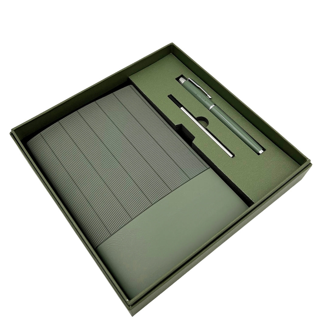 Elegante geschenkset met gepersonaliseerde gravure - leren notitieboek A5 in olijfgroen met pen en reservevulling in esthetische geschenkdoos