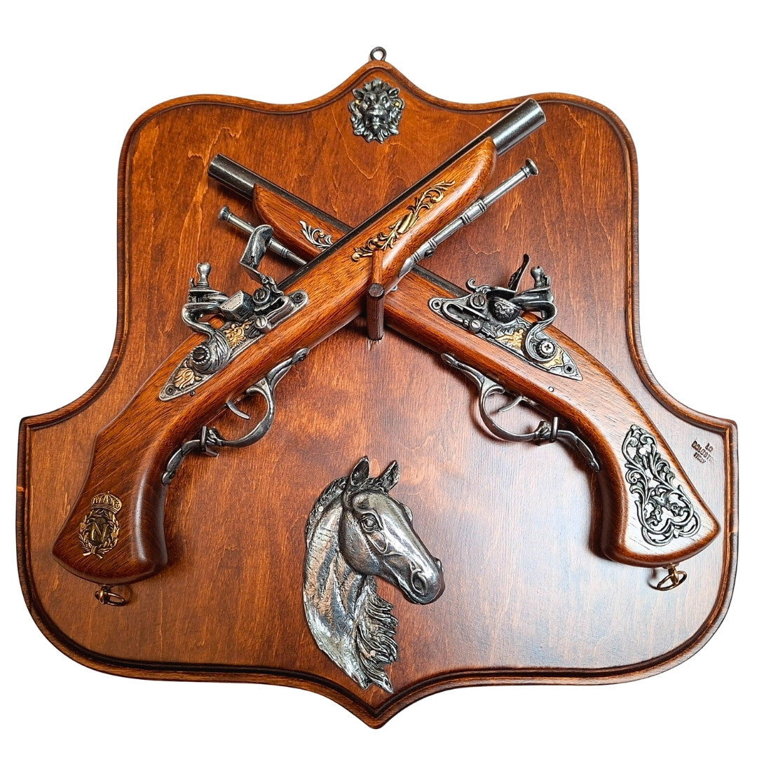 Replica van vuursteenpistolen op houten hanger met mogelijkheid tot personalisatie met gravure – ideaal cadeau voor geschiedenisliefhebbers en verzamelaars – hoge kwaliteit, solide constructie, elegant design 45x44 cm