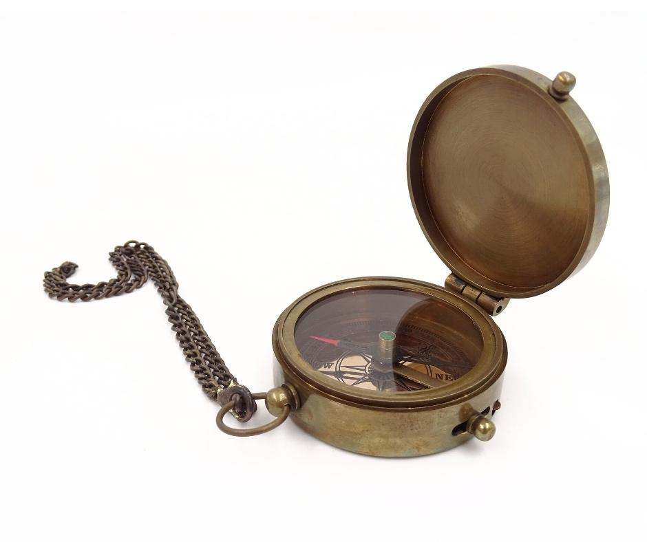 Afsluitbaar kompas met ketting in leren etui C-64