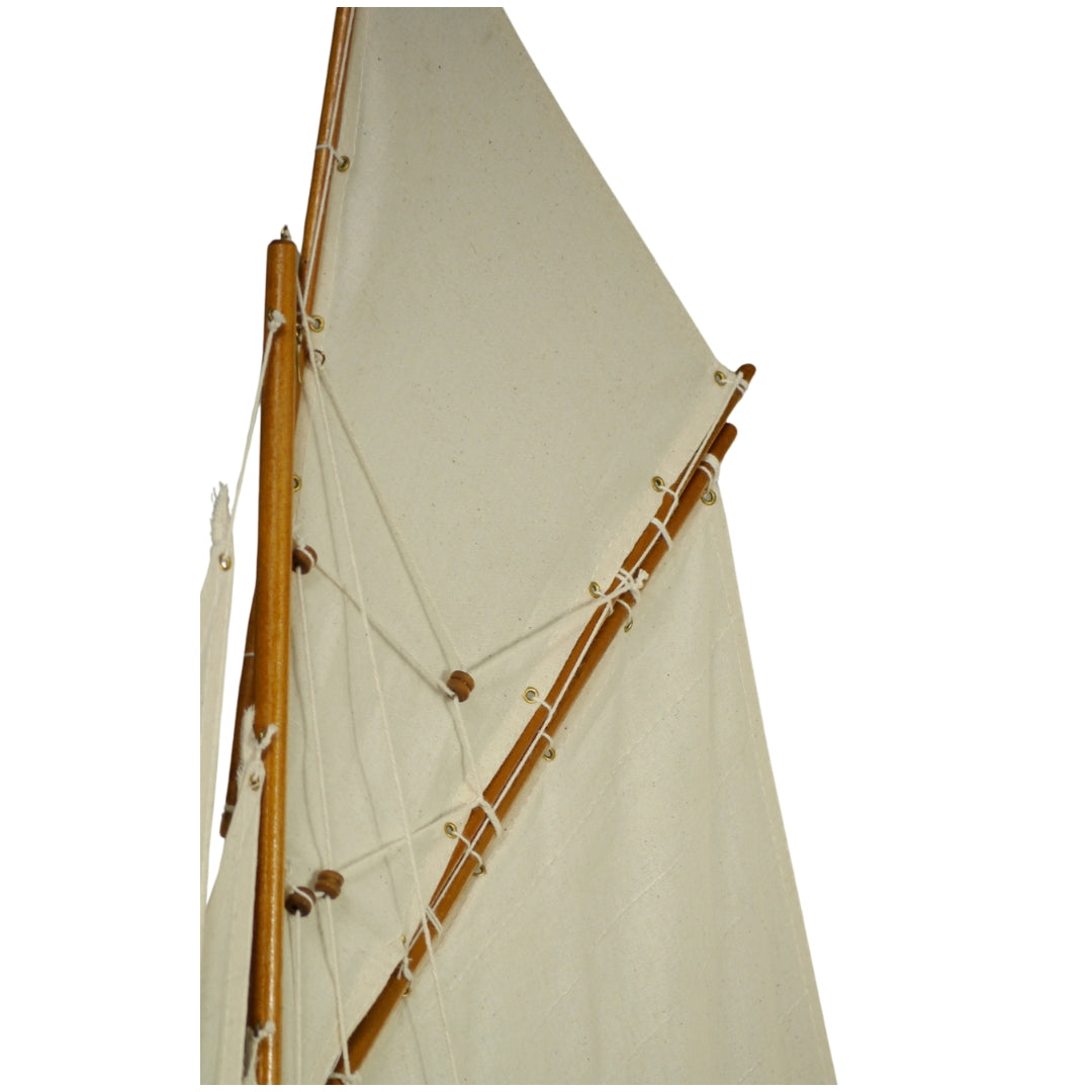 Model van het jacht Columbia met gaffeltuigage, hoogte 104 cm, houten, met mogelijkheid tot personalisatie door gravure