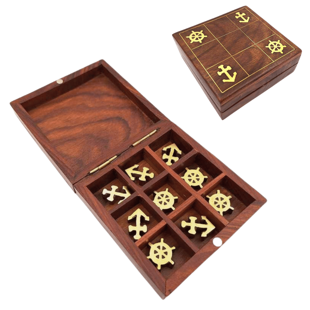 Houten boter-kaas-en-eieren in maritieme stijl met gravure - Gepersonaliseerd cadeau voor een zeiler, Afmetingen 10x10 cm, elegant ontwerp met messing accenten