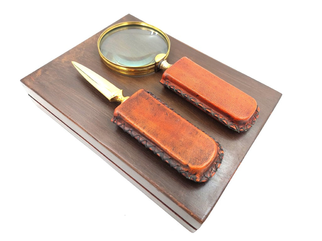 Messing vergrootglas en briefopener met met leer omwikkeld handvat
