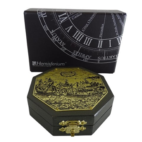 Octagonale zonnewijzer en kompas H06 met mogelijkheid tot personalisatie met gravure – elegant cadeau voor navigatieliefhebbers, gemaakt van hout en messing, met rijke ornamentiek, afmetingen 7,3 x 2 cm