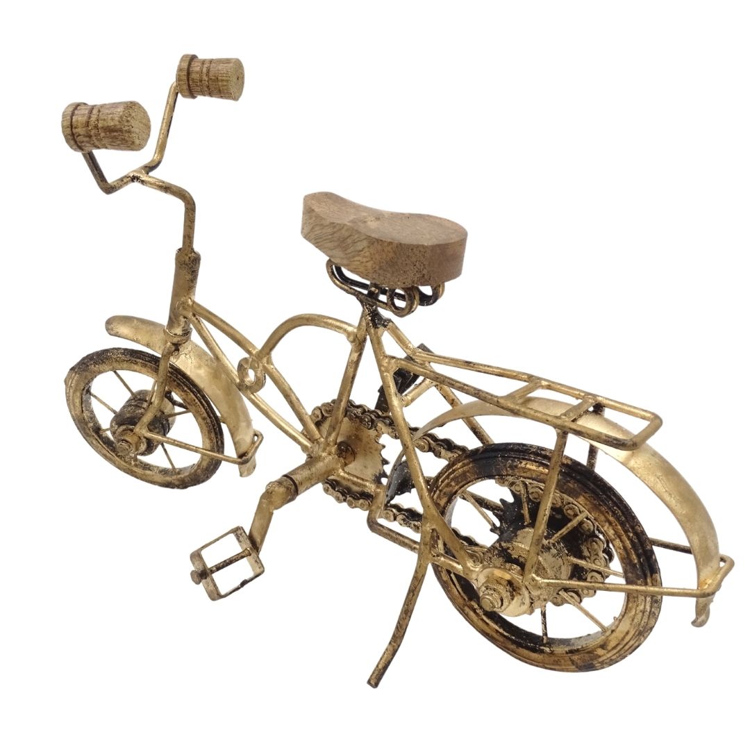 Beeldje van een oude fiets met gravure - metalen en houten decoratie met afmetingen 30 x 20 x 10 cm