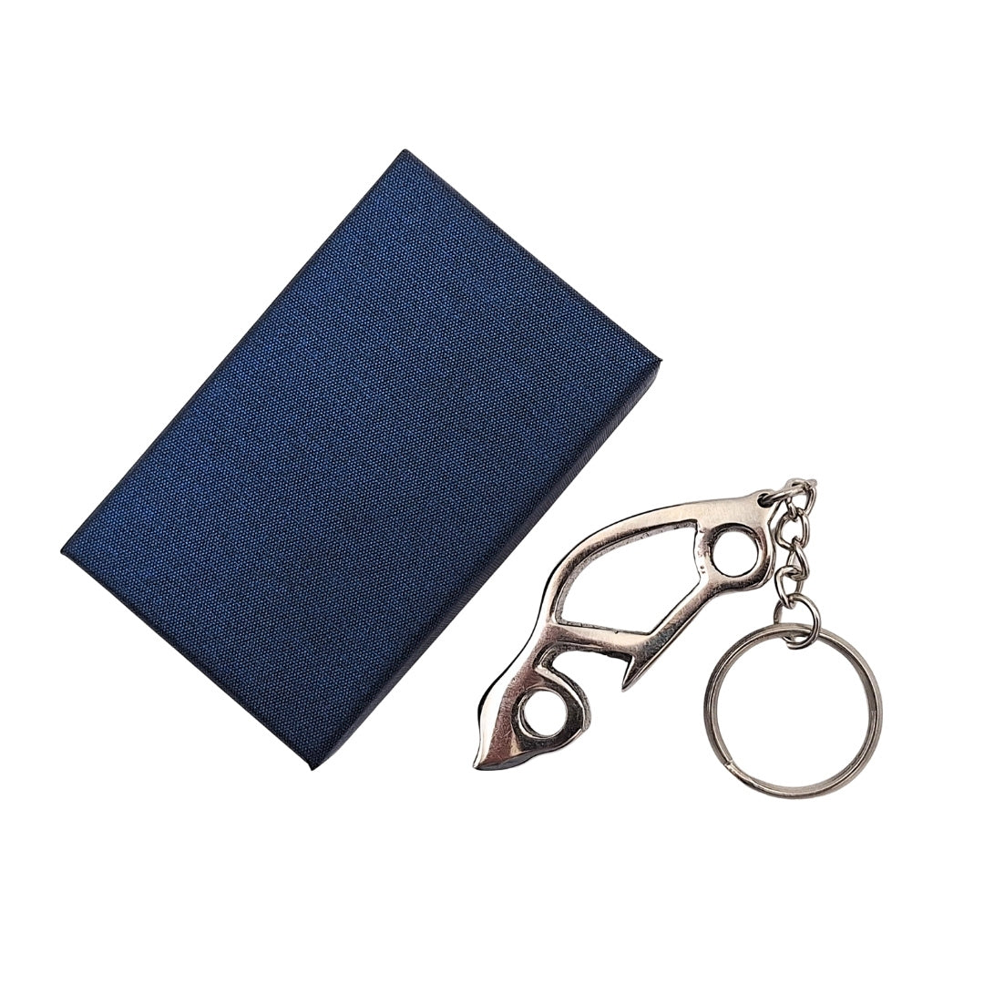Metalen sleutelhanger auto met flesopener en gravure in een elegant doosje