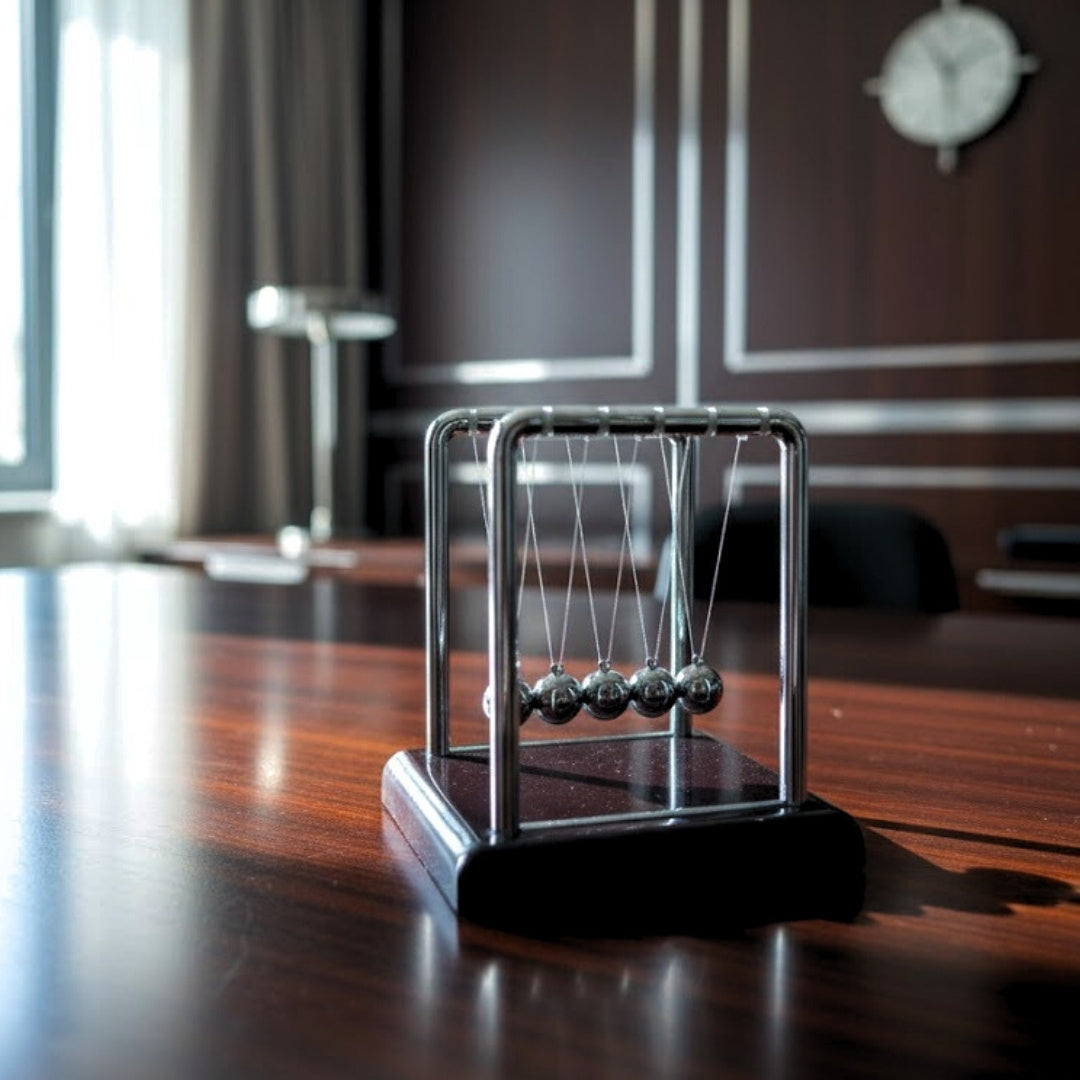 Newtonpendel met gravure – elegant antistress-gadget voor op het bureau, ideaal als cadeau – hoogte 9 cm, stalen kogels, minimalistisch design