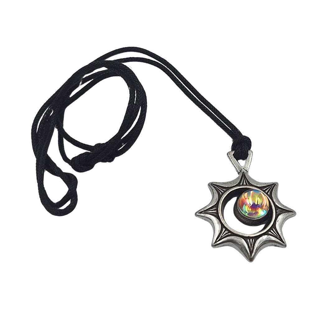 Ketting Zonsverduistering met gravure – Optische illusie met Tsjechisch kristal, gepersonaliseerd cadeau voor reizigers, hoogwaardig zamak, verstelbare lengte 45-62 cm