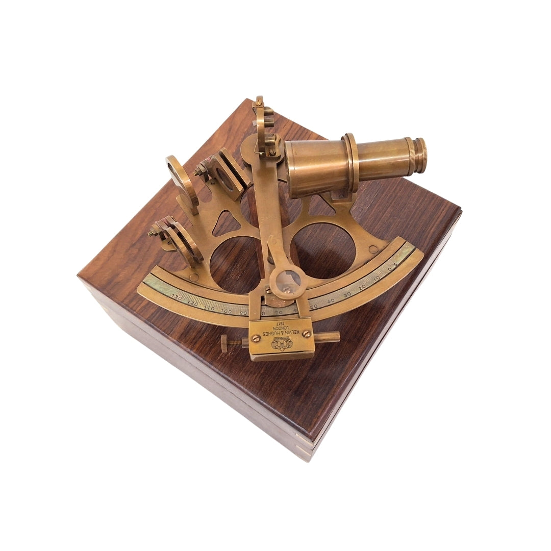Grote messing sextant in elegante houten doos met personalisatiemogelijkheid door gravure