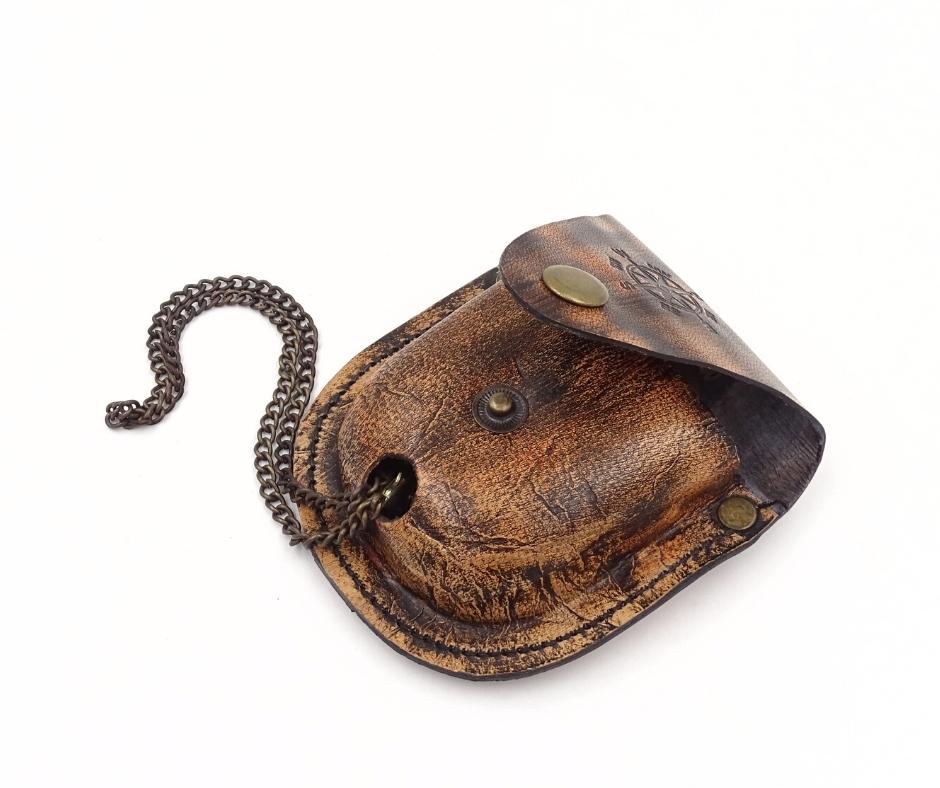 Afsluitbaar kompas met ketting in leren etui C-64