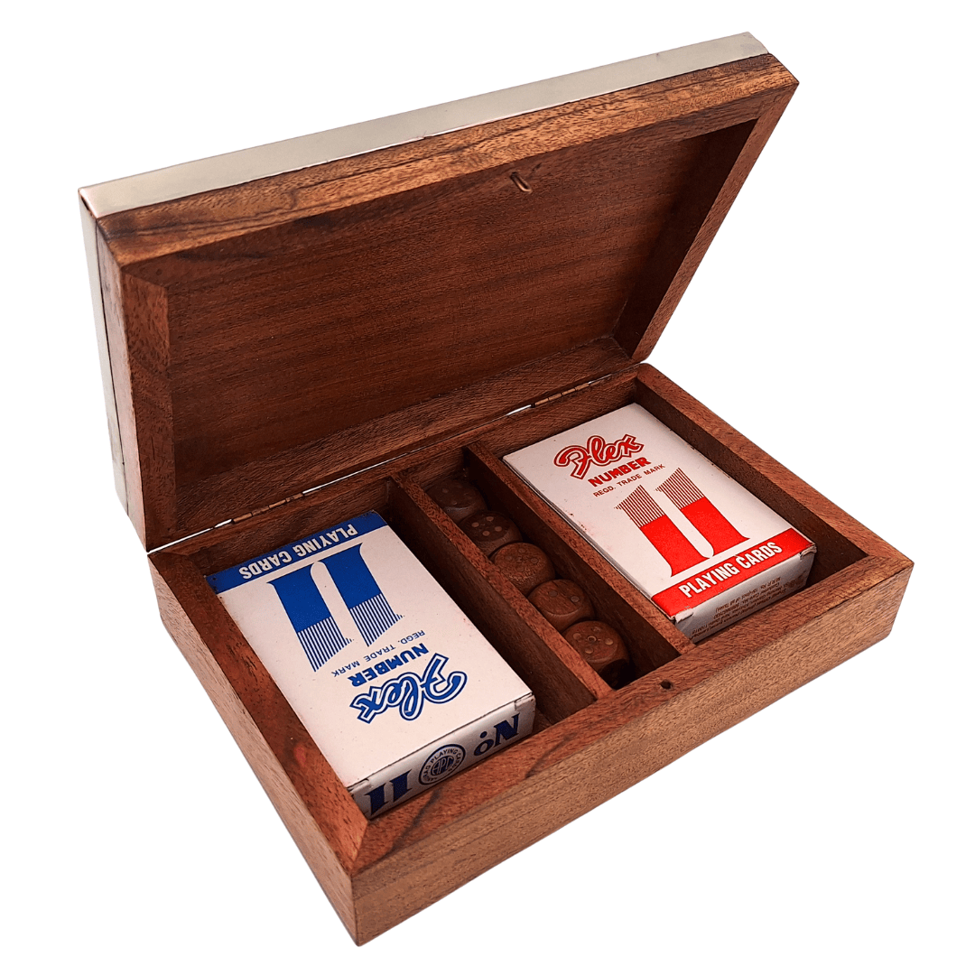Elegante spellenset met twee kaartspellen en dobbelstenen in houten doos met aluminium bovenkant