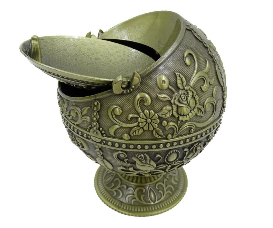 Elegante metalen asbak in bolvorm met gravure