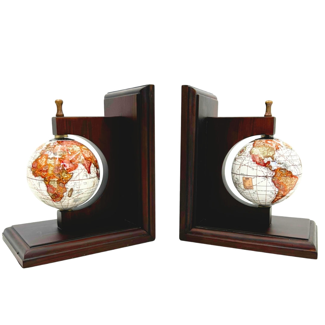 Stijlvolle boekensteunen met retro globes en gravure