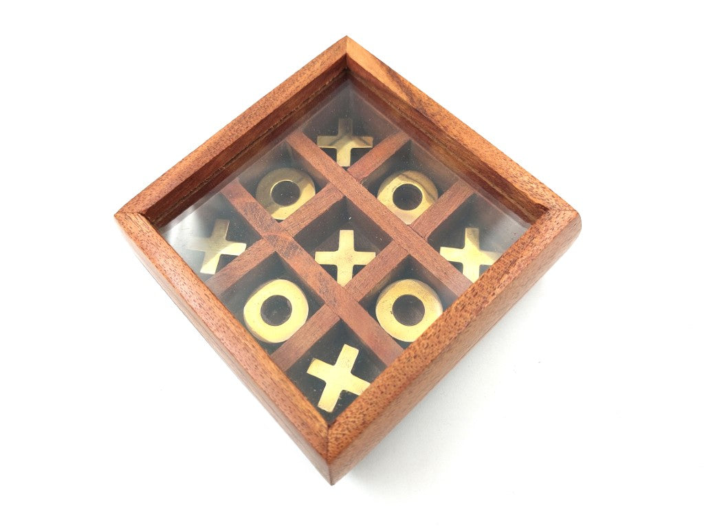Boter-kaas-en-eieren in een doos met glazen bovenkant G1044Z, personaliseerbaar met gravure, elegant strategisch spel met houten blokjes en messing details, ideaal als cadeau voor leraren en directeuren, afmetingen van de doos 10 x 10 cm