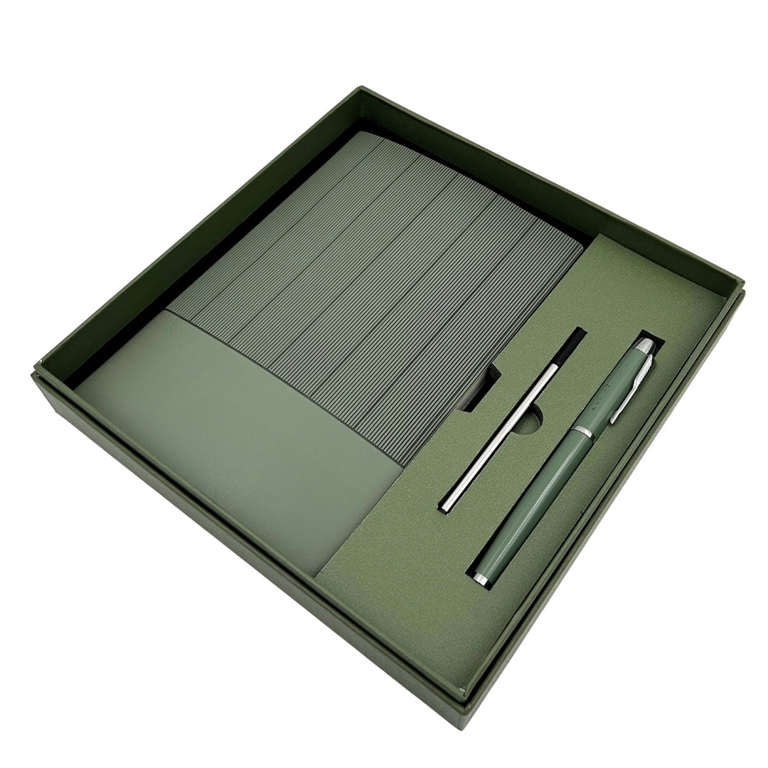 Elegante geschenkset met gepersonaliseerde gravure - leren notitieboek A5 in olijfgroen met pen en reservevulling in esthetische geschenkdoos
